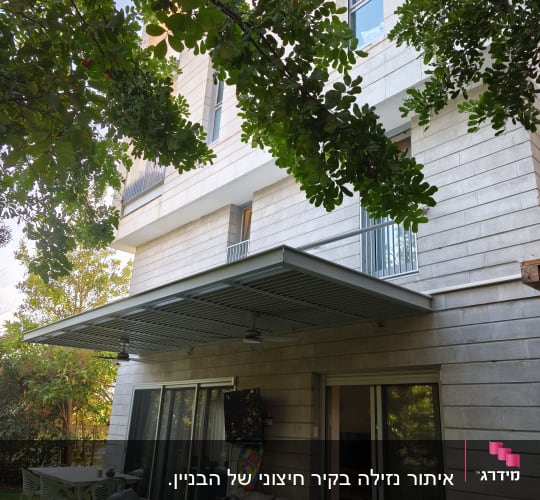 מרפסת עם ריהוט גן ועצים מסביב
